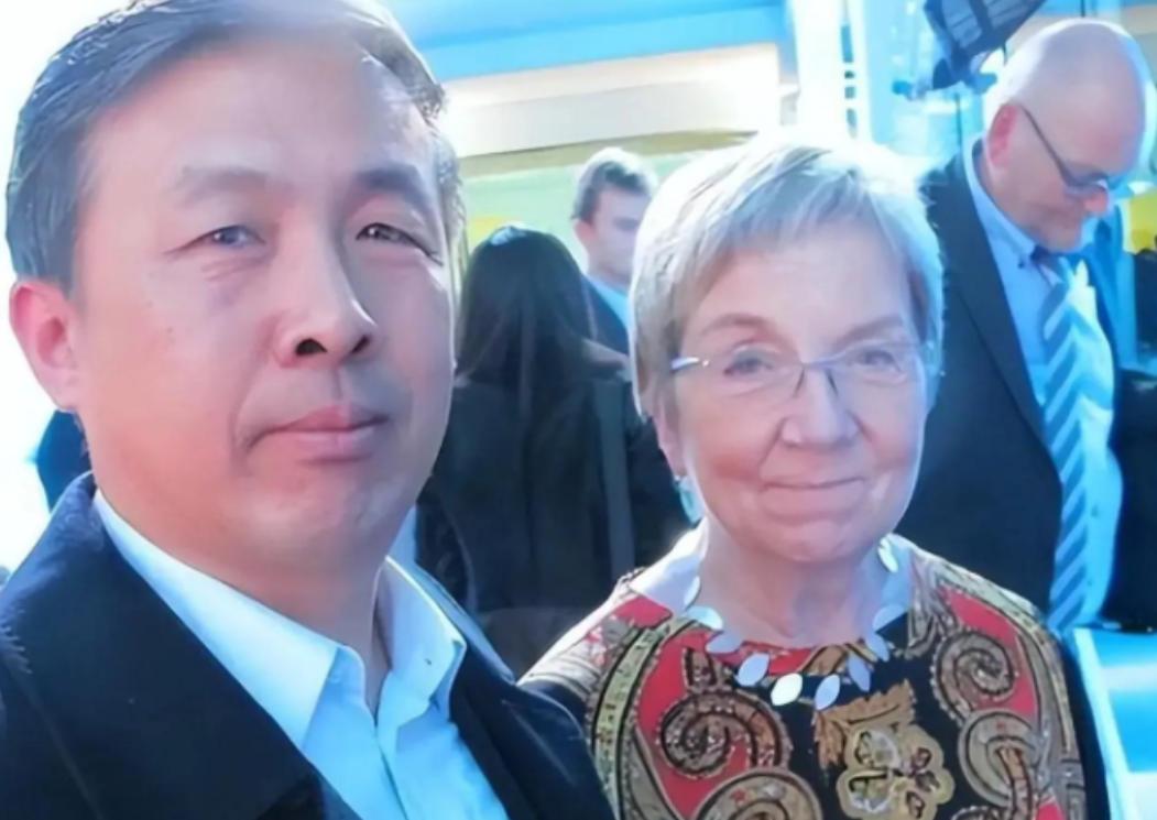 “晚一秒就万劫不复！中国该立刻向美国低头，交出发展权才能保命！”很多人现在再回头