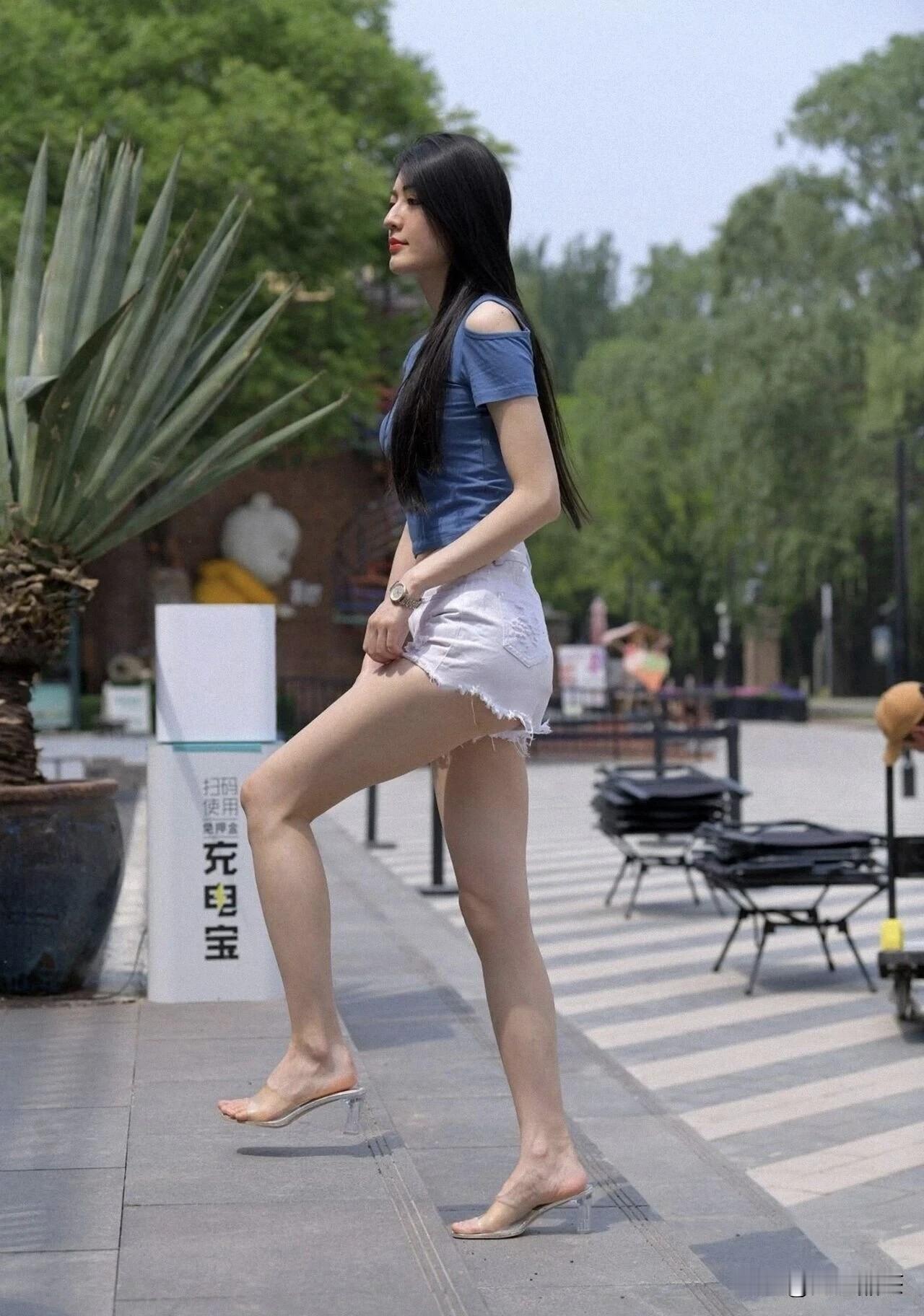 青春美少女，时尚又迷人。