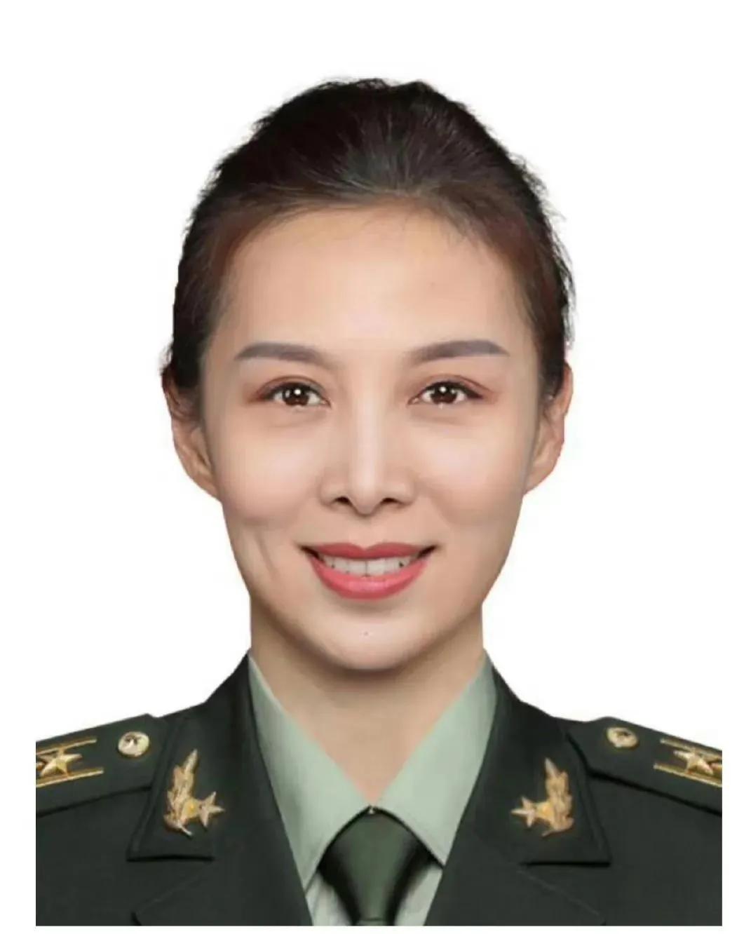 特级航天员英雄——王亚平
她是位80后，烟台人，17岁参军，大校军衔，空军二级飞