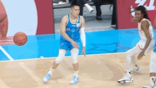 赵睿顶级后卫贵有贵的道理 北京男篮半场50比35领先深圳男篮，在首节被对手反客为