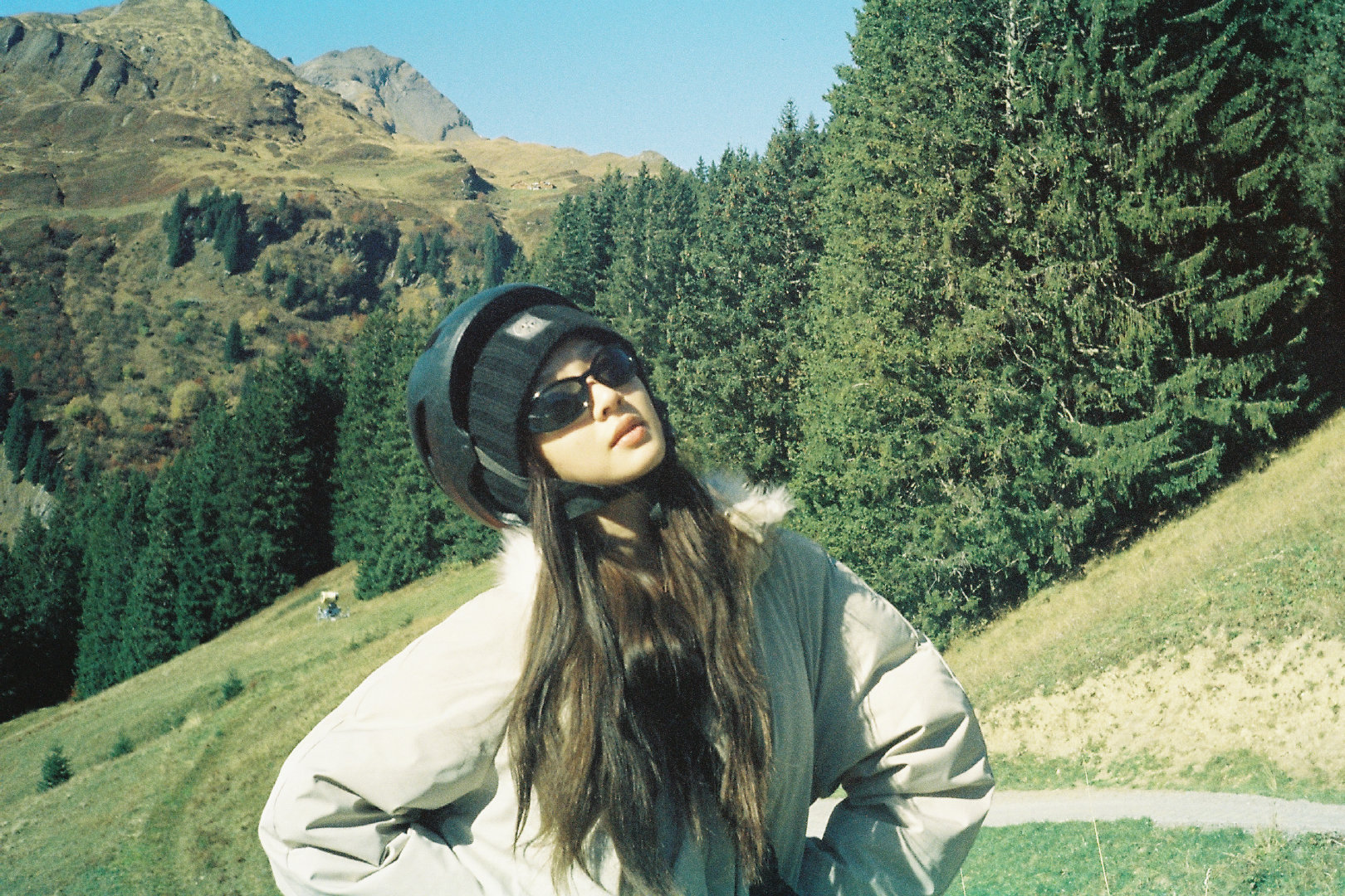 张淼怡漫步日光，与暖阳同行又和三水一起解锁新风景啦~ 毛线帽墨镜造型是有点小酷在