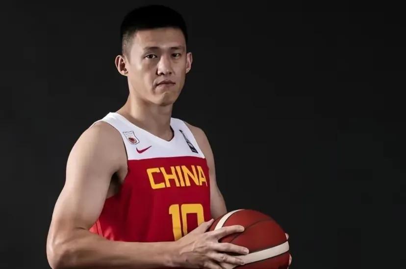 周鹏大概率会被淘汰!
中国男篮对阵意大利的比赛，周鹏依然表现低迷，进攻端不仅失误