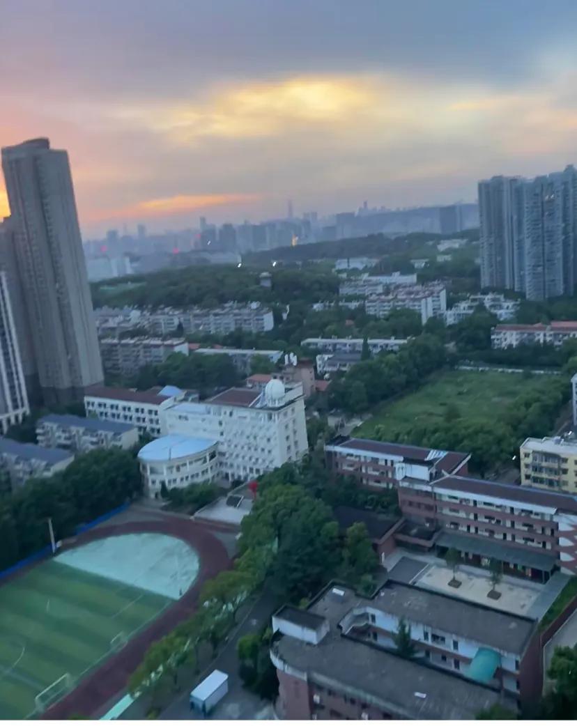 职场，其实没有那么多厉害的人
1、刚入职时，觉得人人都是大佬，个个都是身怀绝技，