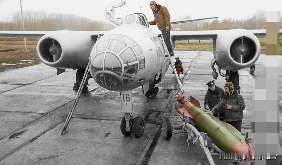 在在上世纪五十年代，苏联航空兵曾经装备了可以搭载3枚RAT-52火箭鱼雷的雅克-