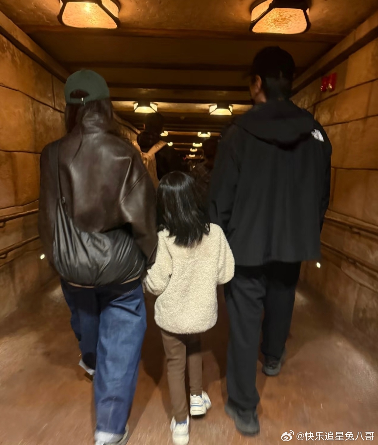 高圆圆赵又廷带女儿逛迪士尼高圆圆赵又廷女儿长这么大了 高圆圆赵又廷带女儿逛迪士尼