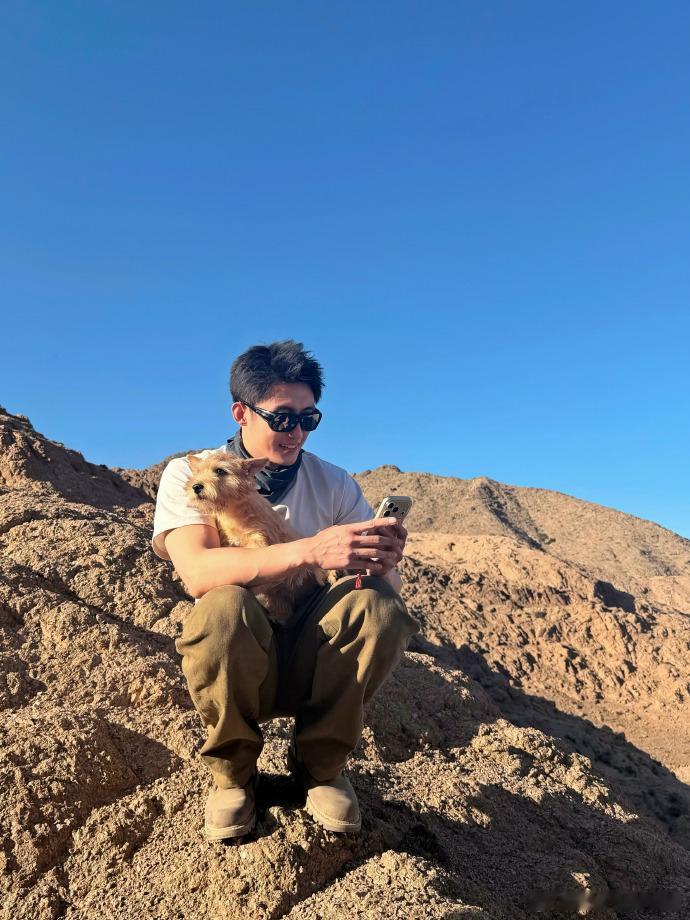 黄景瑜有好朋狗了黄景瑜和好朋狗一起爬山 好朋狗太可爱了，爬山好快乐 ​​​