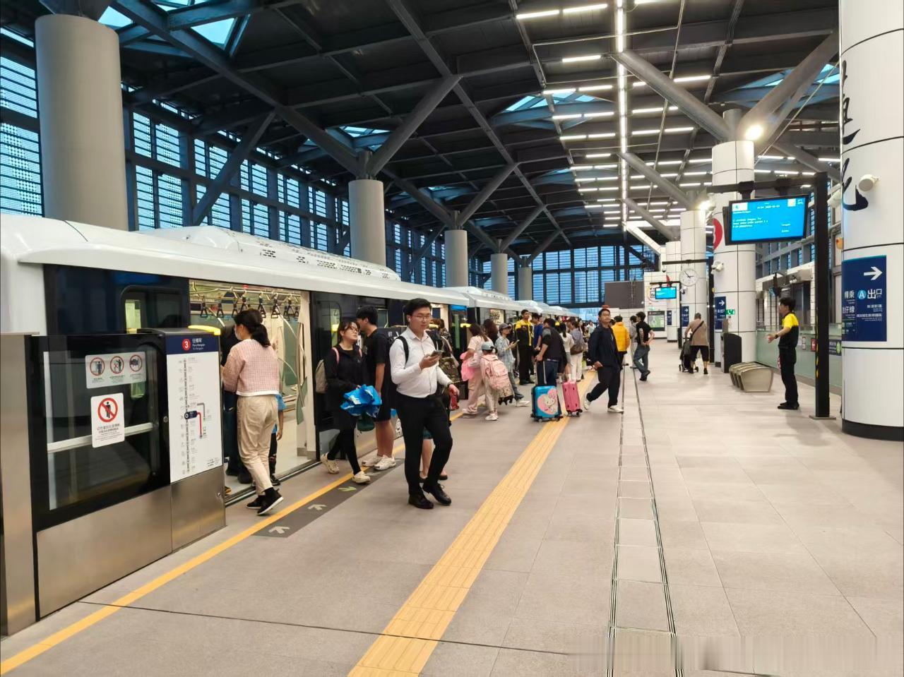 【澳门轻轨客流画面投稿，巧遇澳门轻轨 故障，两线部分区间降级运行】网友：2026