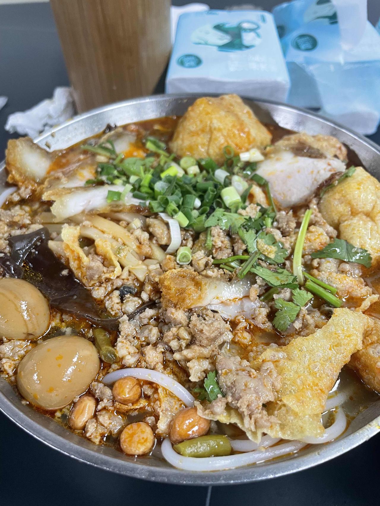 邻居老太太走了没几天，她的衣服、日用品被满满当当扔进垃圾桶，不少还崭新如初，住了