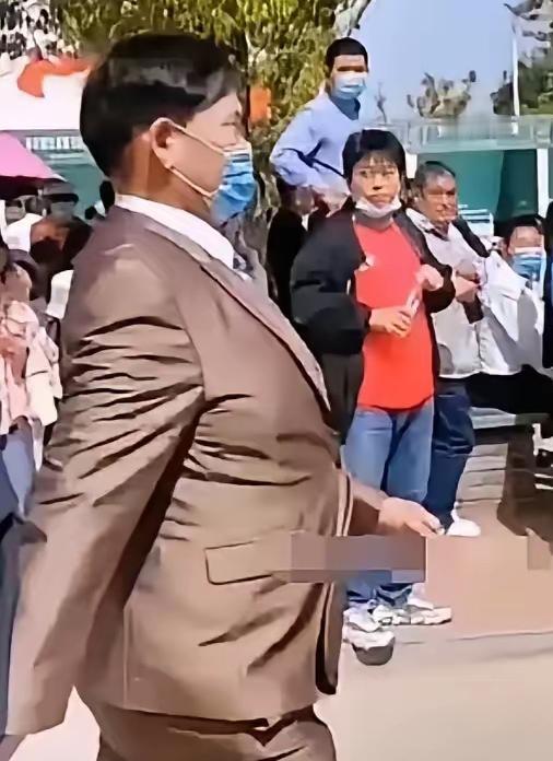 不服不行，这就叫大步流星，不服的走两步。