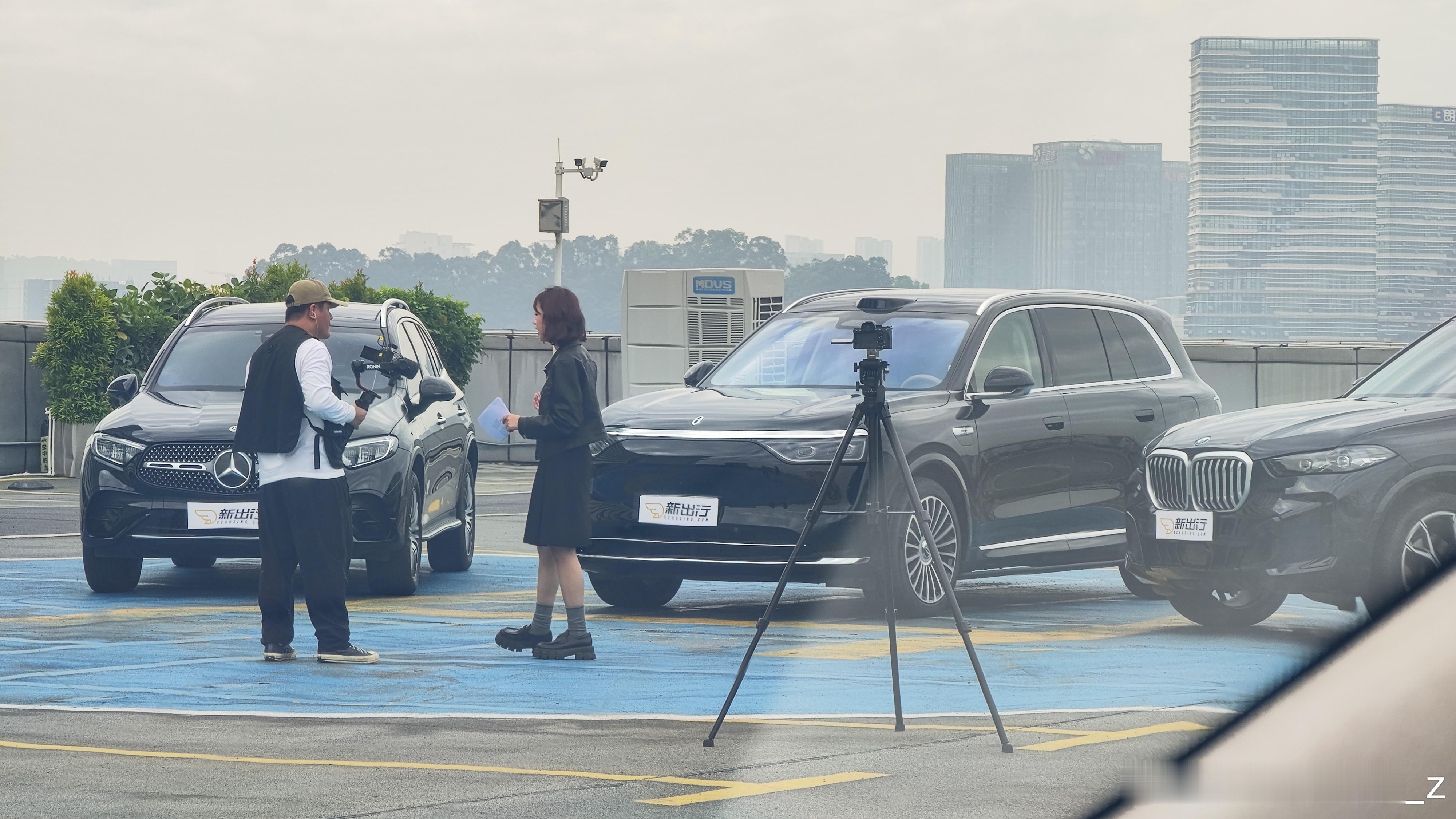 来拍问界M8  居然看到也在拍M8三车看来也是起的挺早的大v聊车