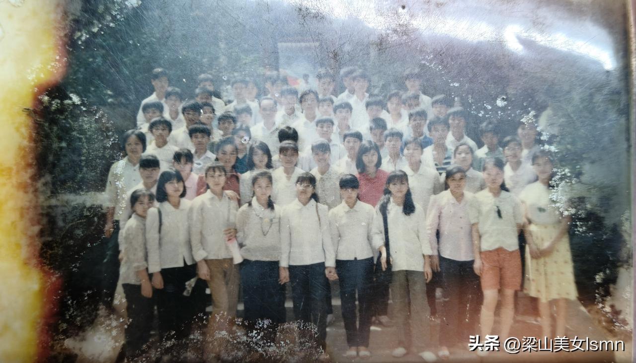 我曾经有个女同学，我跟她一起去旅游，她一路疯狂拍个不停，让我很烦，影响了旅游体验
