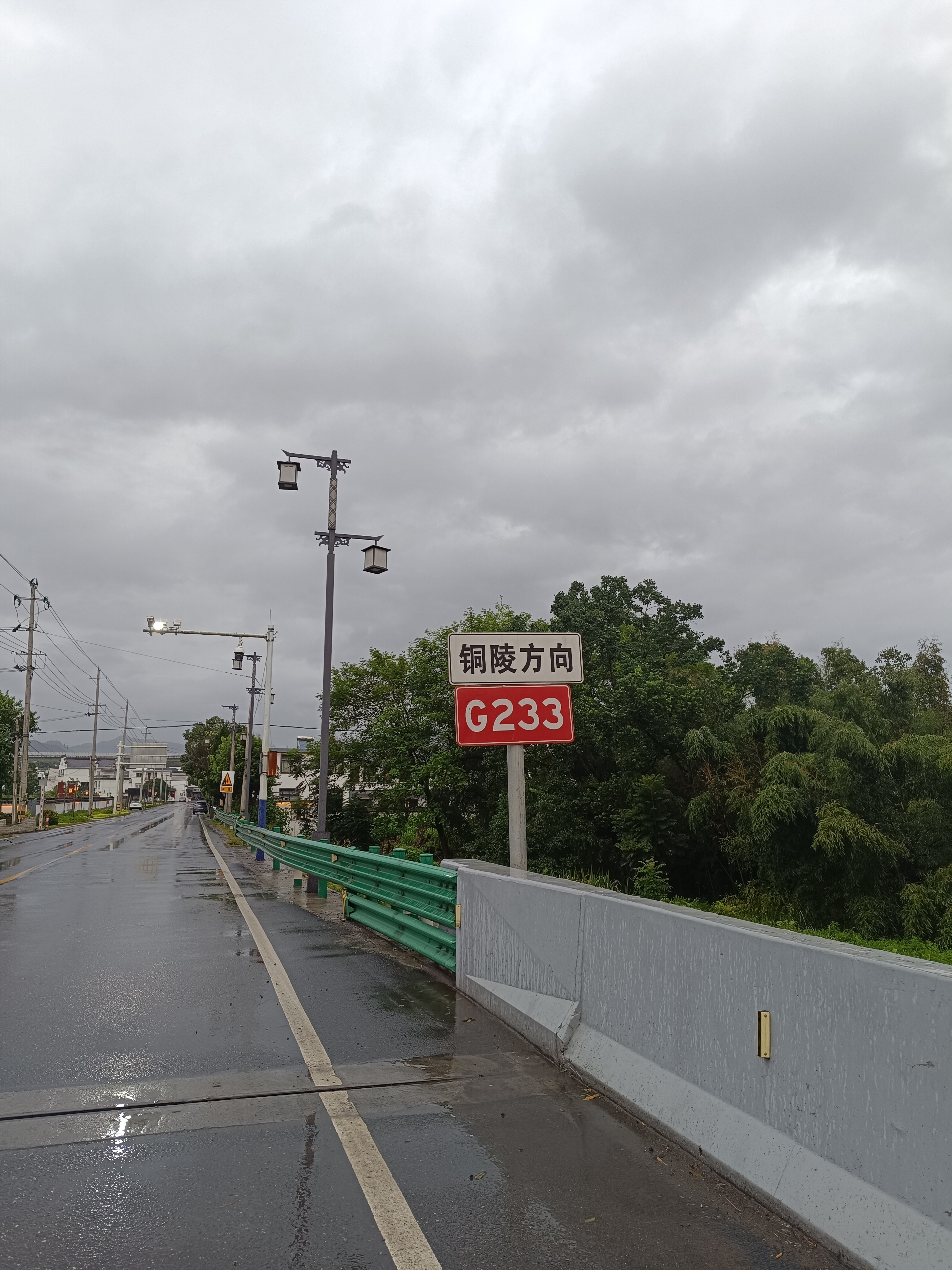 骑车最大的考验是……超大重量的卡车从身边经过，那种压迫感每次都短暂喘不过气来。 