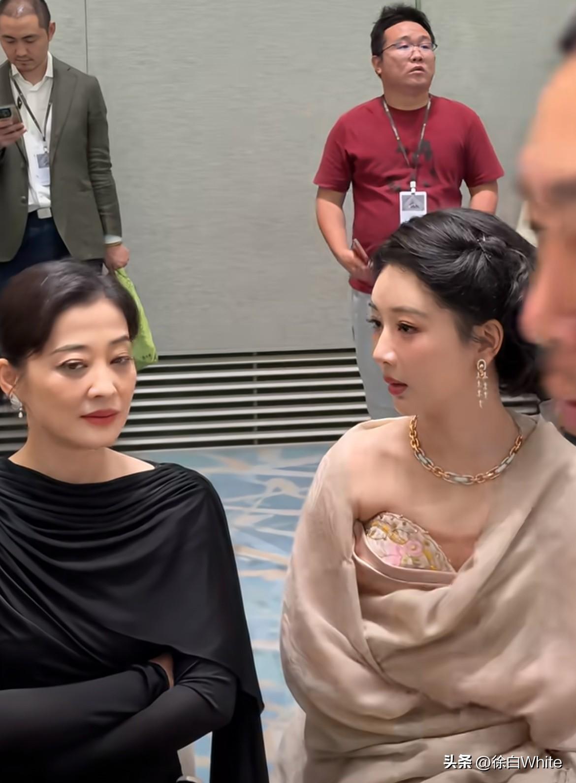 6月26日，杨紫白玉兰后台与梅婷热聊
杨紫不愧是到哪都被大家照顾的妹妹，梅婷跟杨