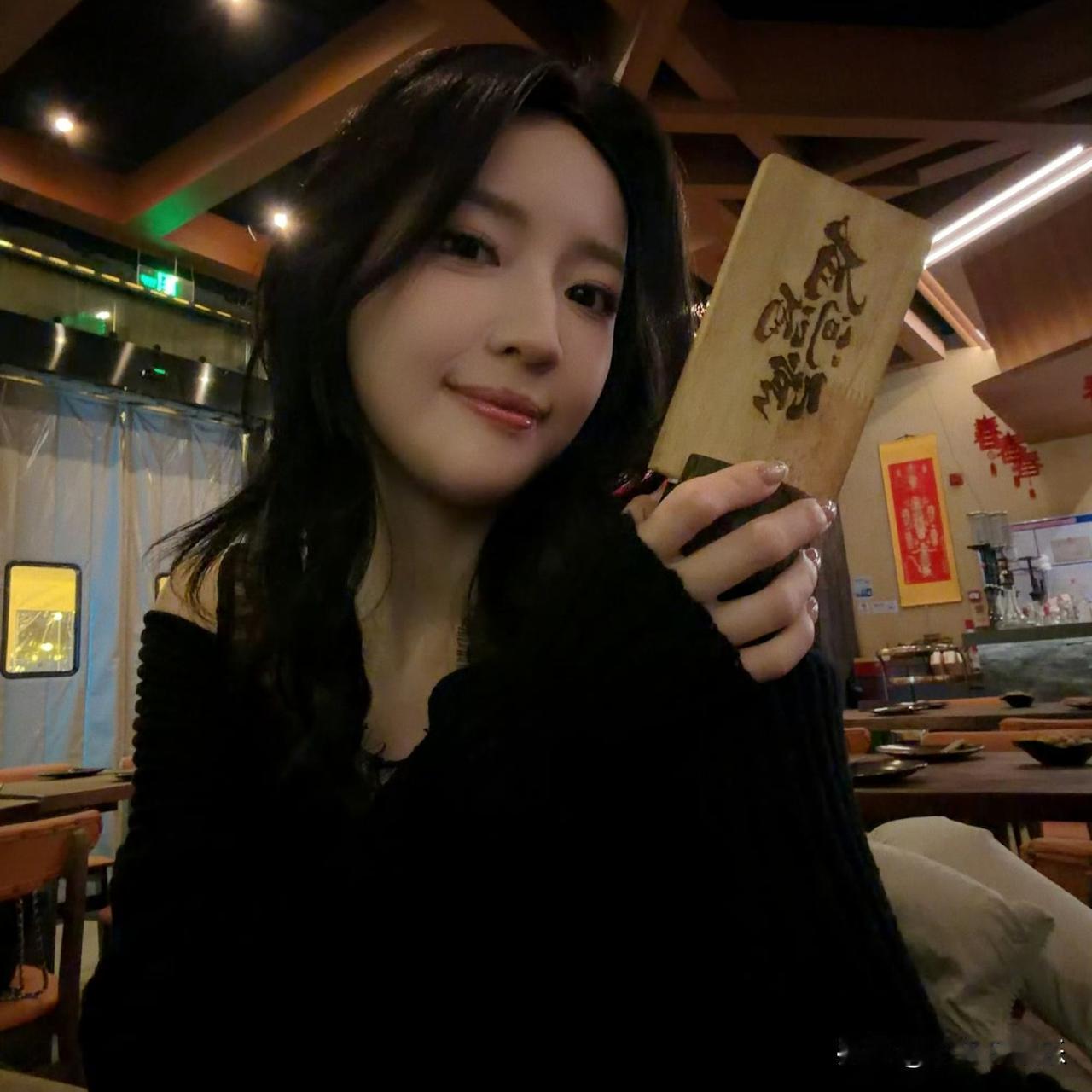 2026年开年，秦牛正威转行酒吧主理人的消息引发热议。这位曾因“吴亦凡绯闻女友”