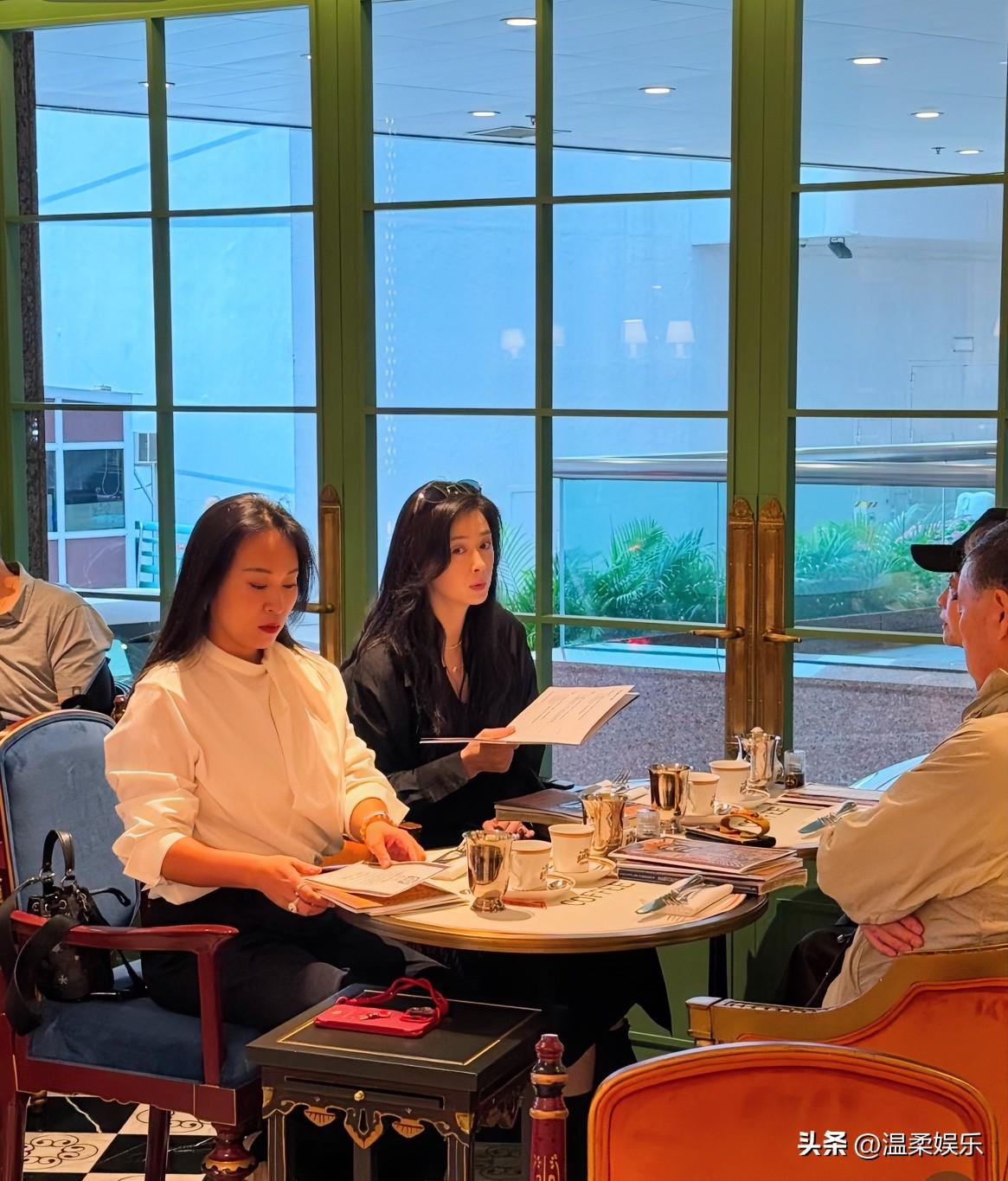 蒋欣太聪明了！[击掌][击掌]
瘦下的她不学别人走红毯接商务，而是来到香港🇭?