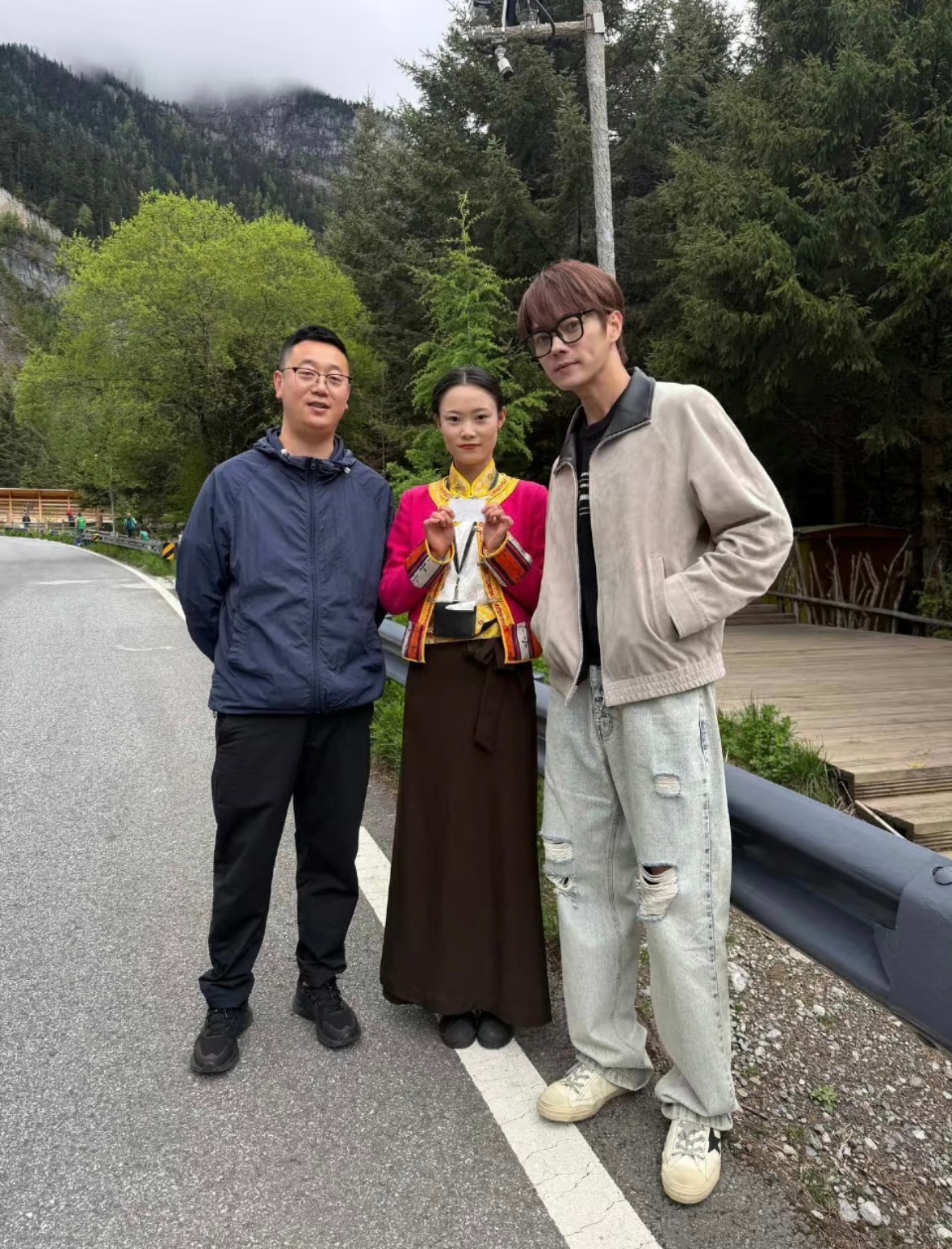 谁进九寨沟没排过队，没坐过这个大巴。大家都一样。