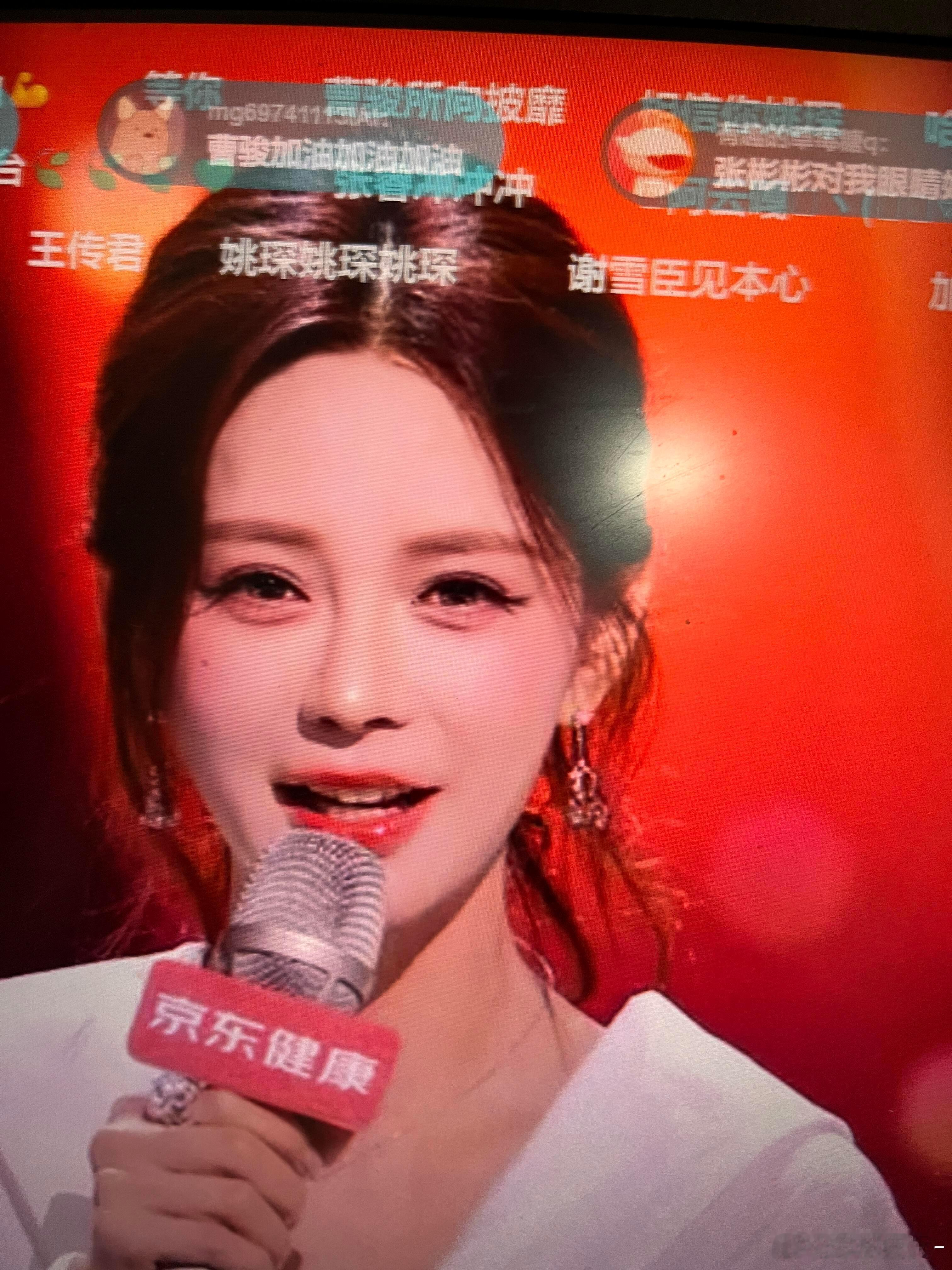 沈梦辰披哥直播美成啥了直播无修镜头见证颜值！沈梦辰在披哥晚会直播里状态开挂，妆容