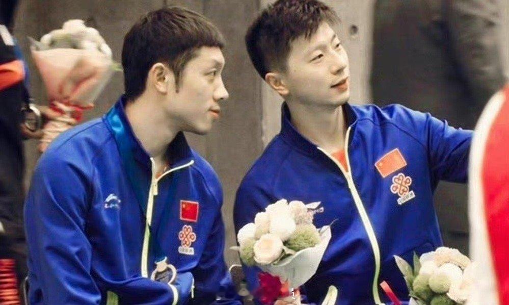 #许昕改叫马龙旗手##巴黎奥运开幕式# 以后请叫龙队为旗手，谢谢[haha] ​