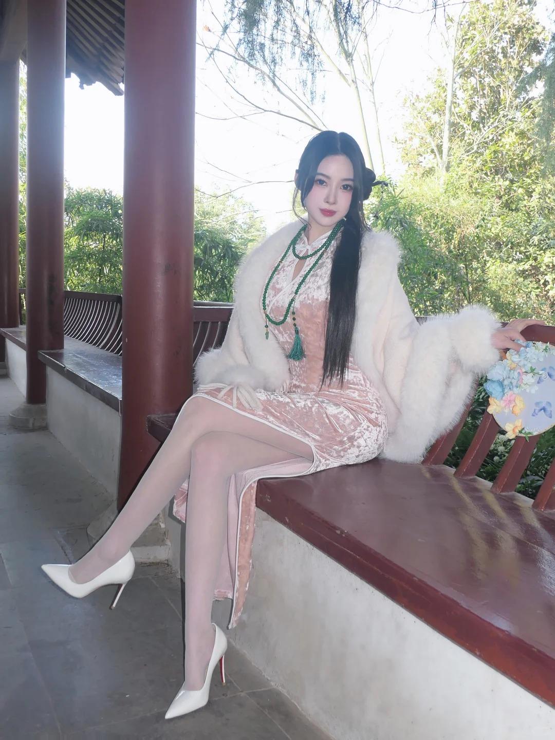 女友这身穿搭，将东方美学的温婉与灵动演绎到了极致。淡粉旗袍勾勒出柔美身姿，领口盘