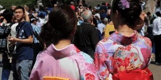 有个日本网友在网上发了段话，他说希望中国好好反省一下，为什么日本群众对中国有这么