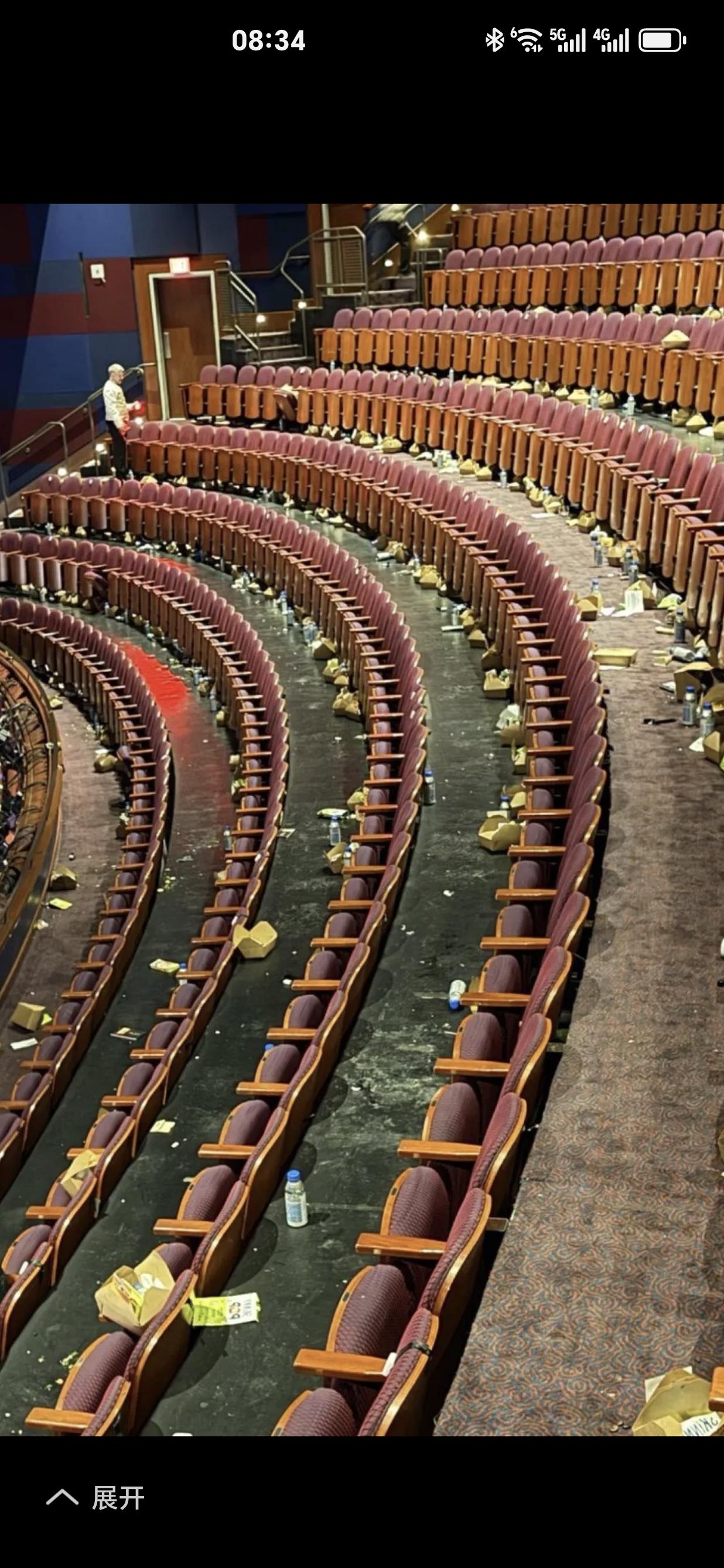 这是取自网友发布的奥斯卡颁奖典礼后的一张照片。
让公知们来评论吧，看看还能解释出