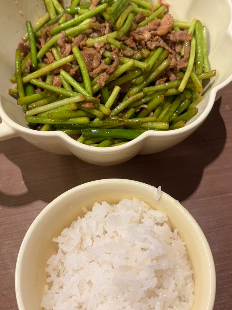 狗厨房 和村驴学的蒜苔炒肉丝 ✌️ 