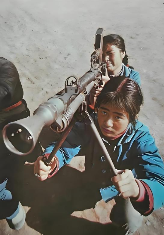 1958年，中国在美蒋威胁下掀起全民皆兵浪潮。
各地马上行动：城市有钢厂民兵，农