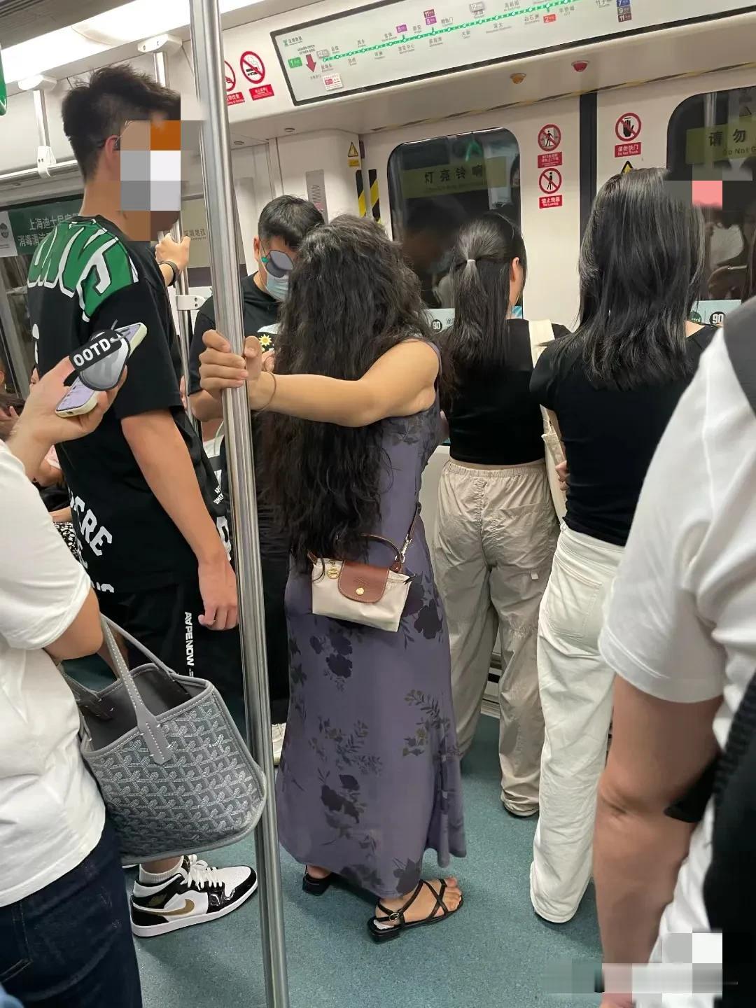 哇塞，这画面真吓人！说实话，不看她的脚，真的很难分辨前后。她紧紧拽着杆子，抬头看