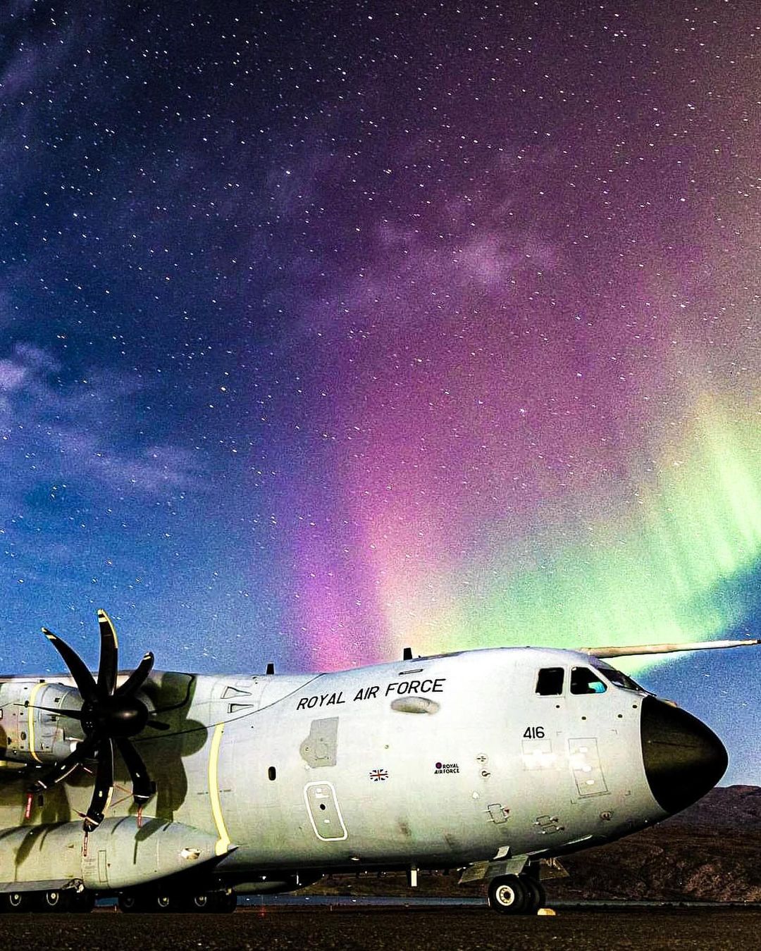 近日，英国皇家空军航空兵某中队组织运输机开展夜间课目训练，提高部队全天候作战能力