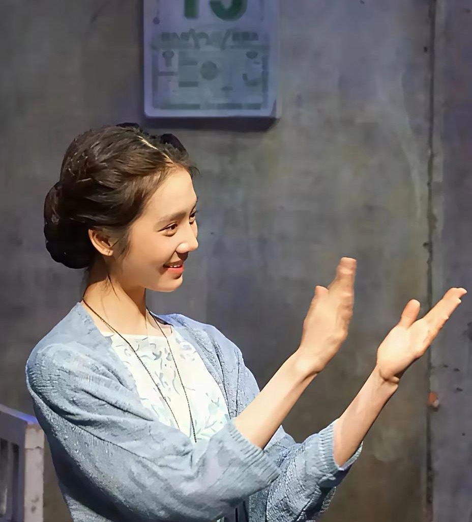 黄多多最近因为话剧演出引起热议，大家都夸她美出新高度，居然看得我有点动容。不是因
