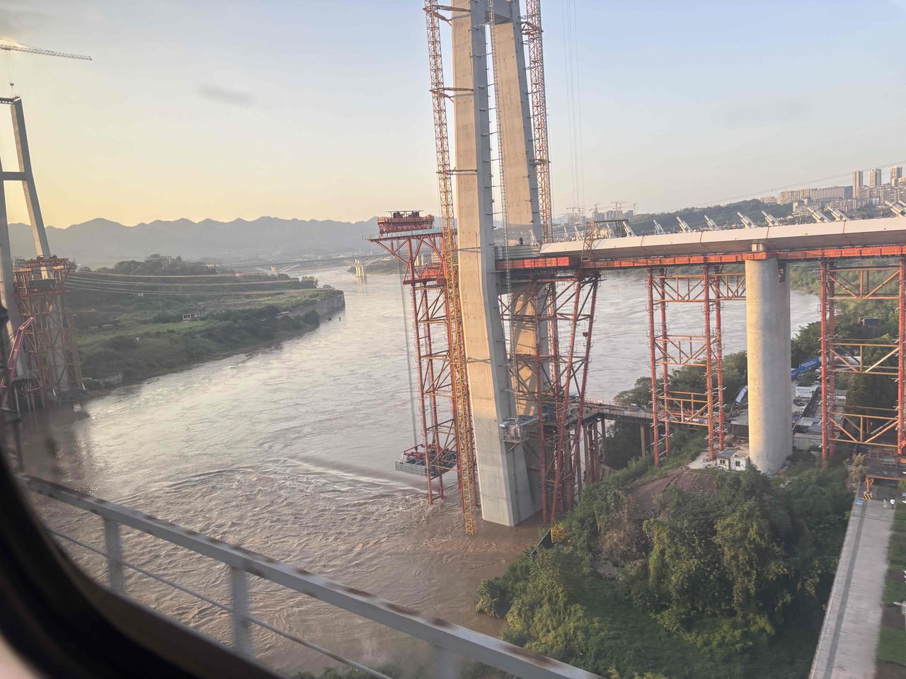 在建的跨江大桥
重庆山水之城
全靠这些大桥交接
[比心]