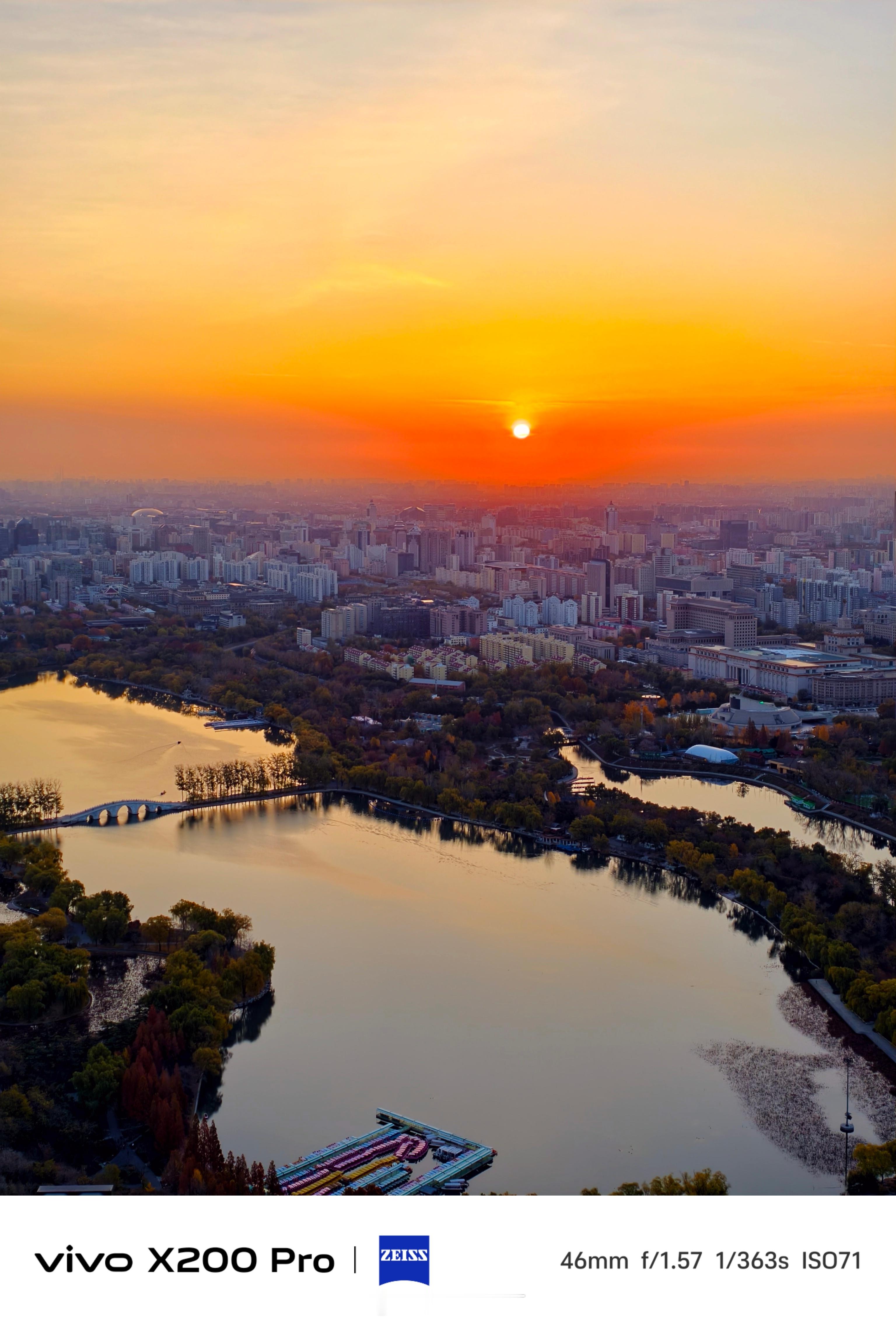 在北京城市阳台——中央电视塔238米露天观景台，俯瞰初冬晨光中的北京。最爱这座城