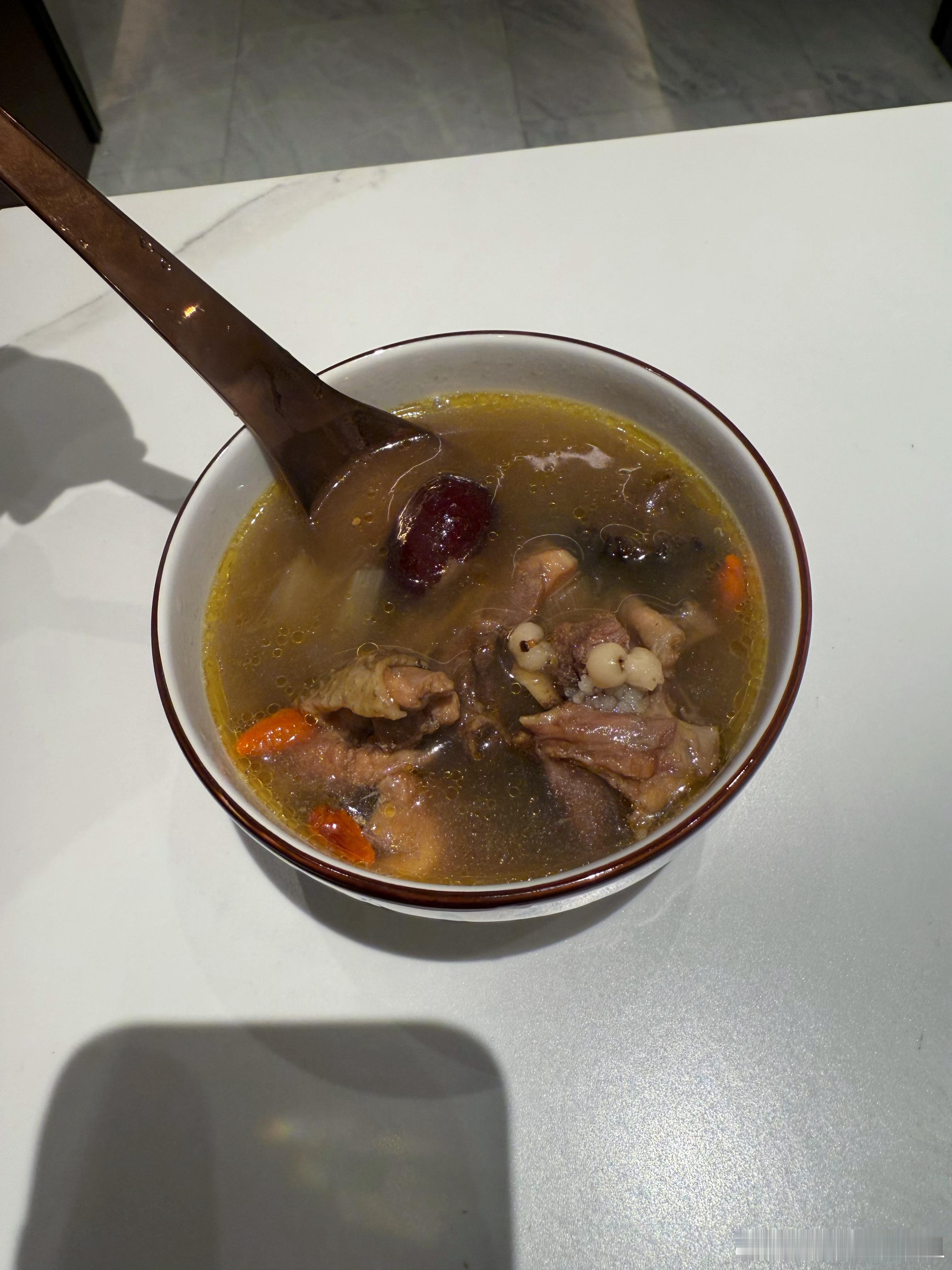 爸妈寄过来的野生羊肚菌+吃玉米的走地鸡，这锅鸡汤香迷糊了