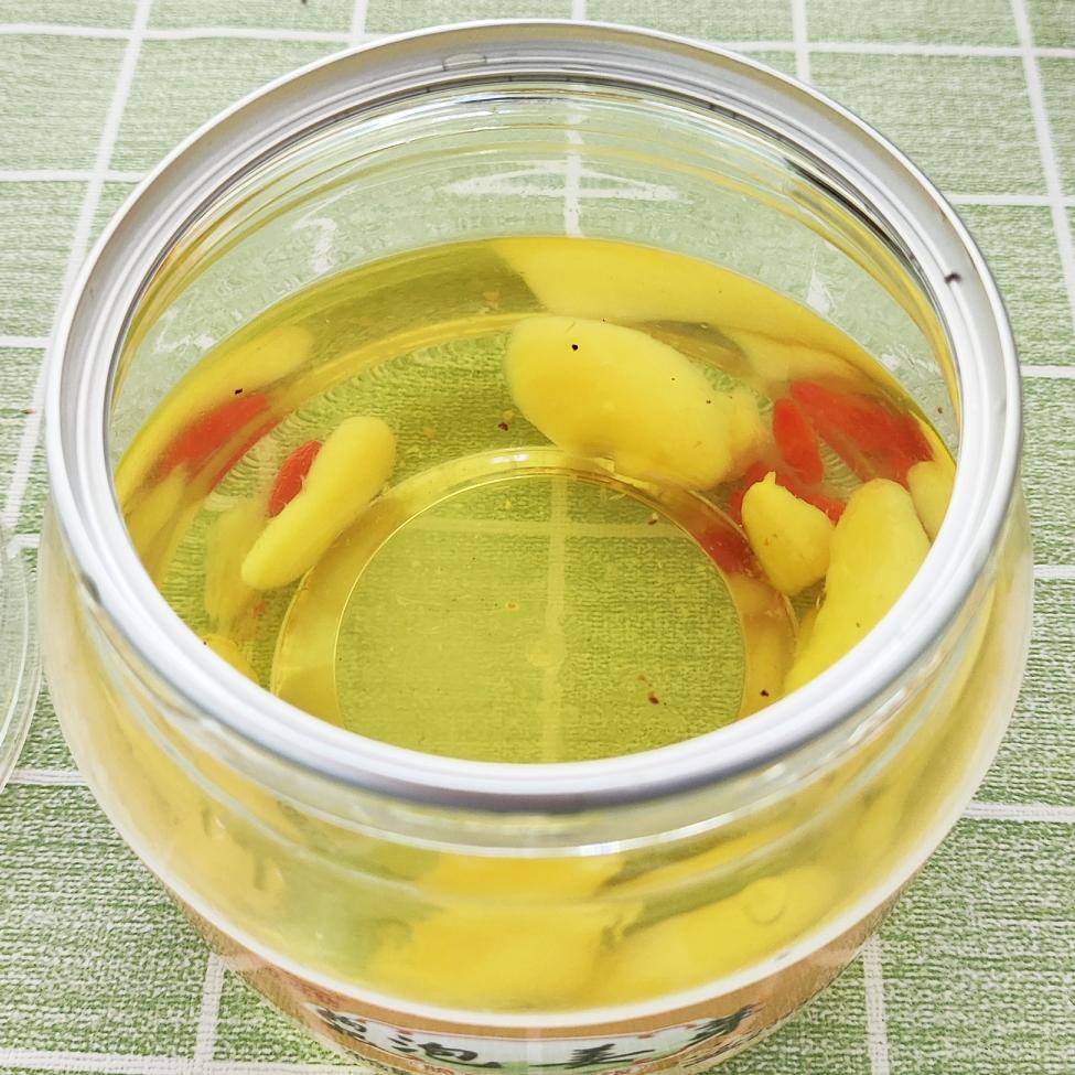 12块钱买了两瓶枸杞泡姜，给了老公一瓶，他没吃，又给我拿回来了……

不是说，冬