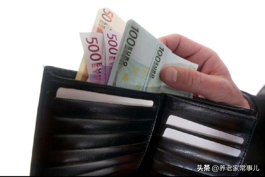 黄昏恋别扯真心，先谈养老钱！
 
有人说都这岁数了，还计较钱太丢人。可现实是：