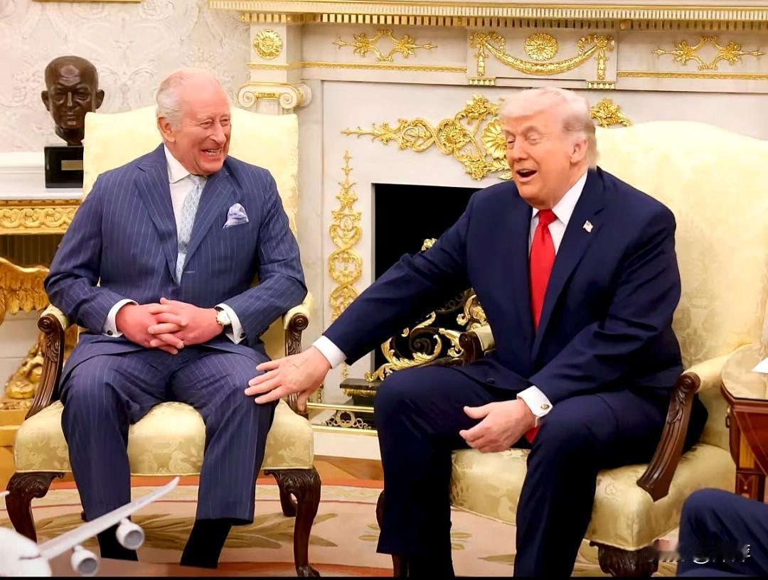 我发现特朗普在会见一些国家元首时总用手拍人的动作，就连英国国王也不例外。其实这个