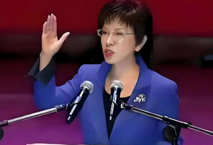 洪秀柱露出真面目了！强调统一是国民党的目标，而不是现在的口号。想当年，国民党在蒋