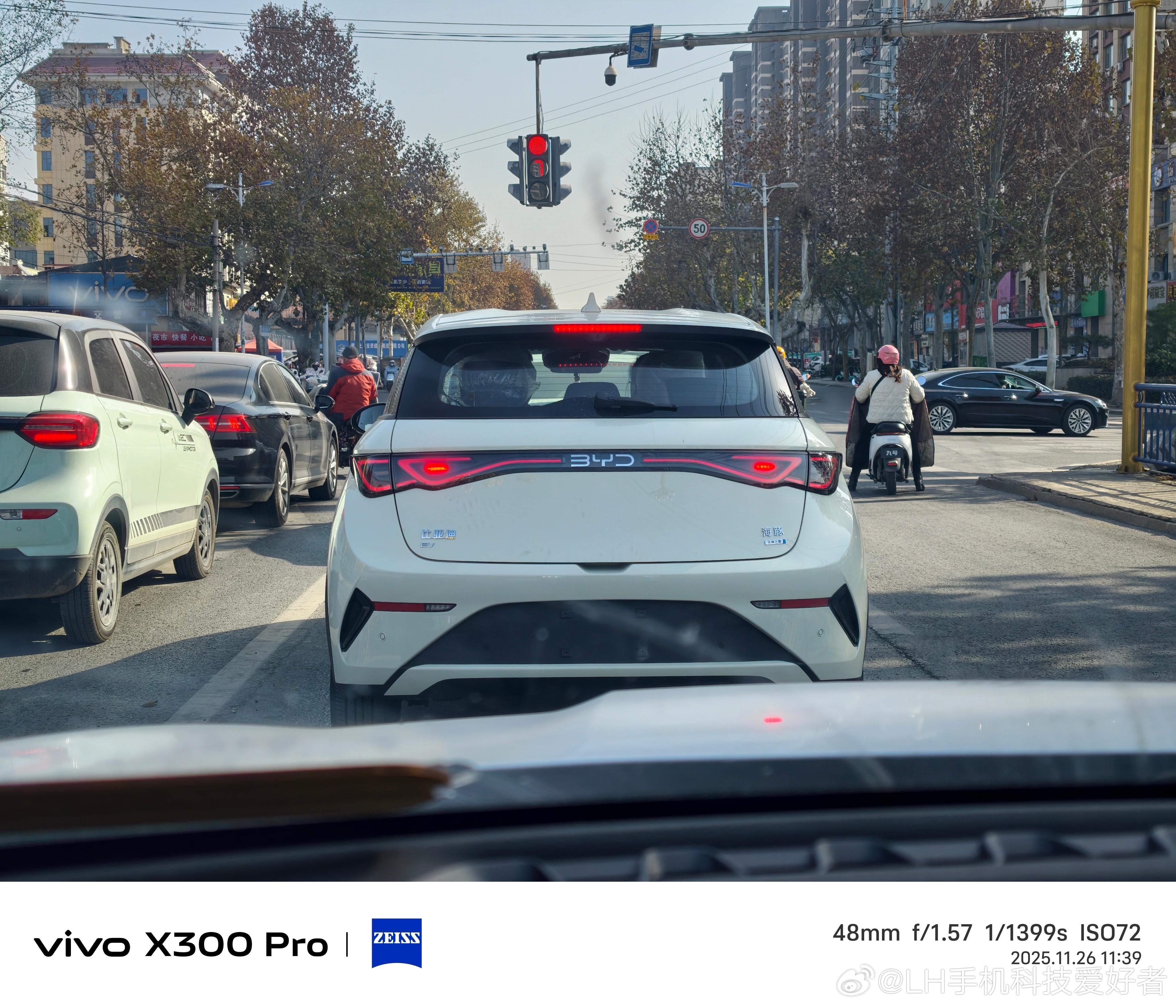 路上跑的搭载天神之眼辅助驾驶的比亚迪车型越来越多了，今天又看到一辆崭新的比亚迪海