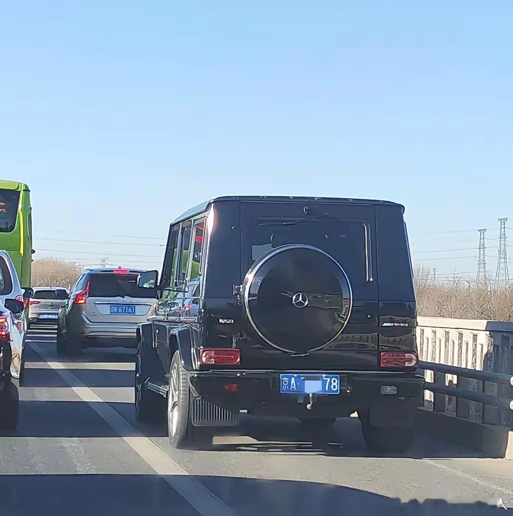 有钱就是任性应急车道任意走通燕高速上的奔驰宝马就是有底气。根本不把 200 元罚