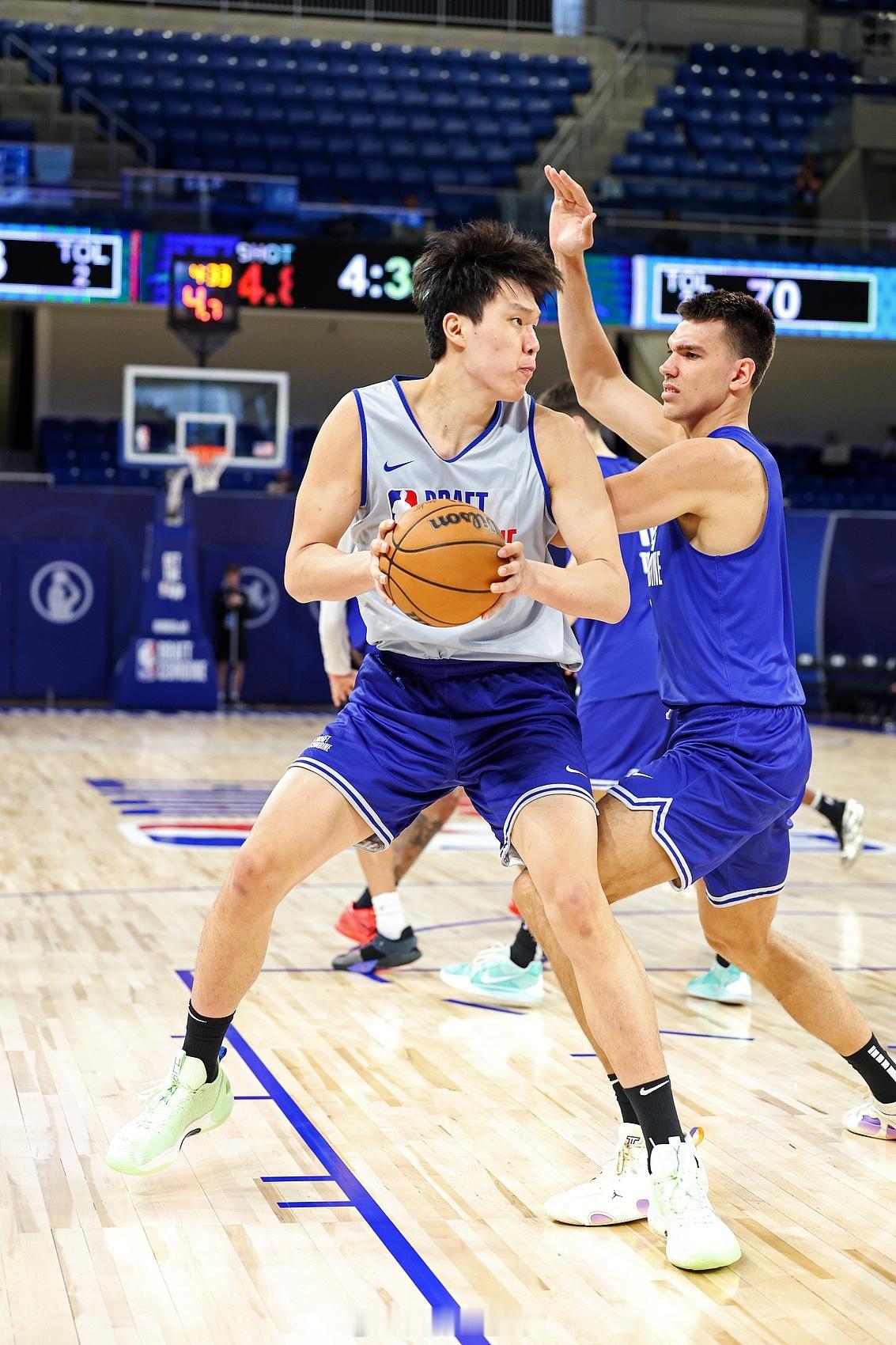 杨瀚森联合试训5v5对抗赛第二场，继续表现惊艳，出战18分钟，4投3中，7罚5中