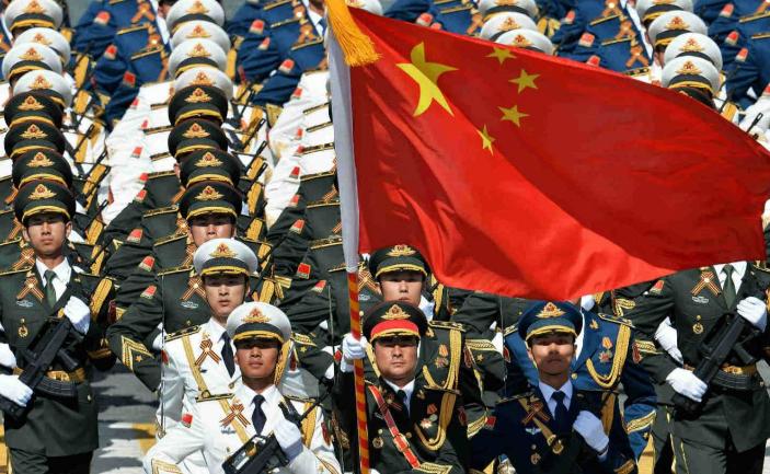 炸锅了！中国军费刚定下7%的涨幅，西方媒体就像被踩了尾巴一样跳了起来，喊打喊杀声