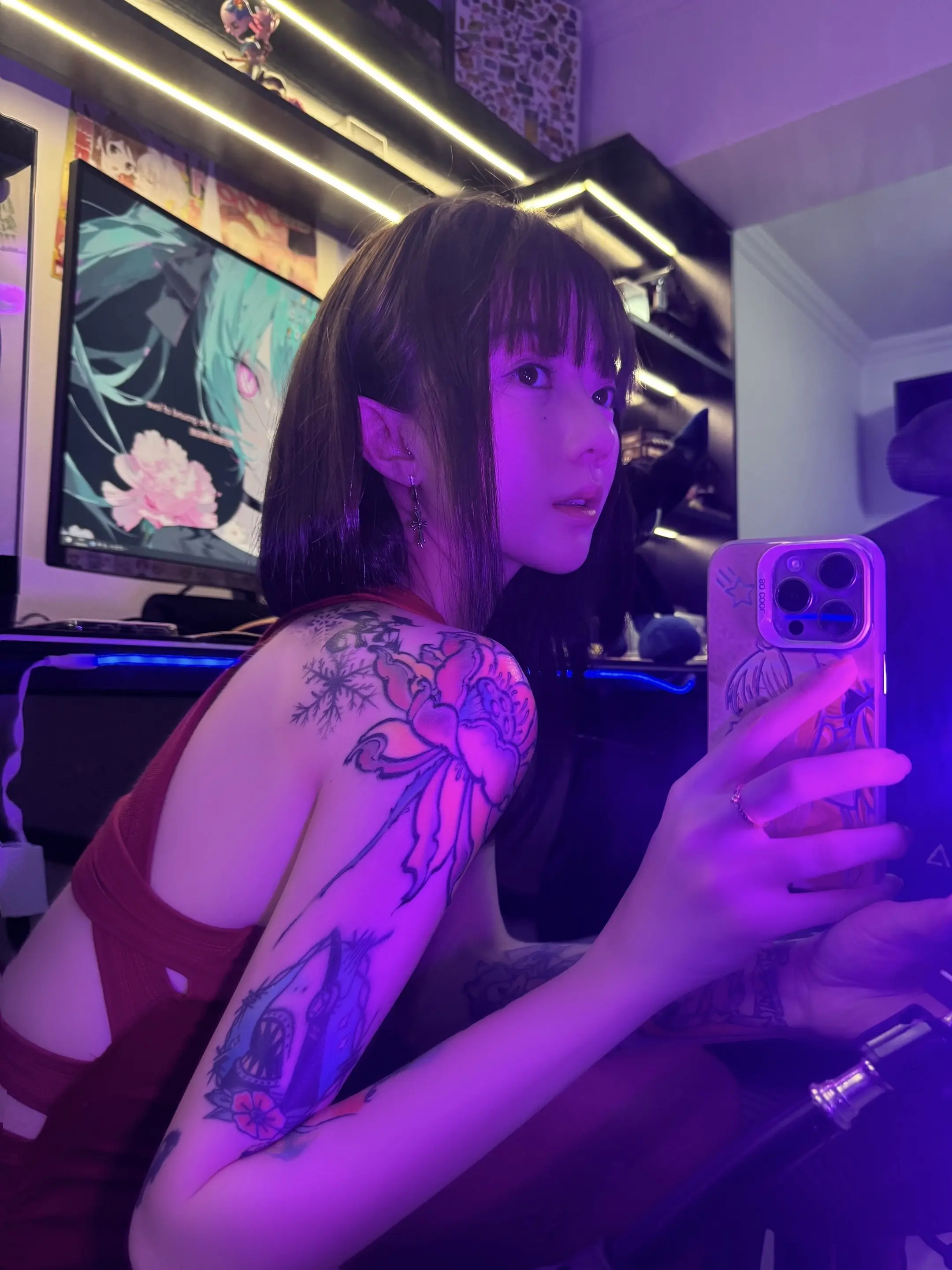 年轻小伙开Supra Crush坐在副驾