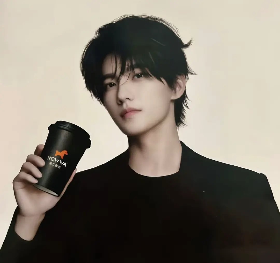 杨洋是撕漫男概念本身吧。。岁月到底给此男带去了什么 