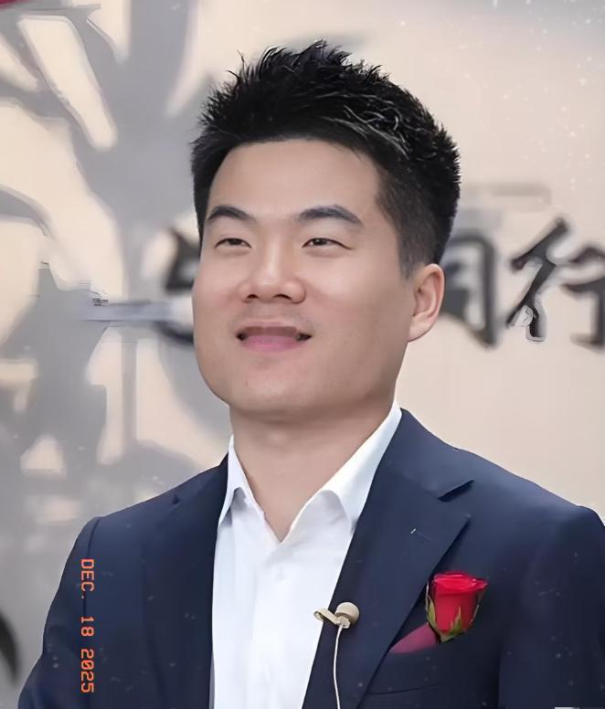 董宇辉终于扯下了那块遮羞布。
近日访谈里，主持人问谁是他的伯乐。
他没谢领导，也