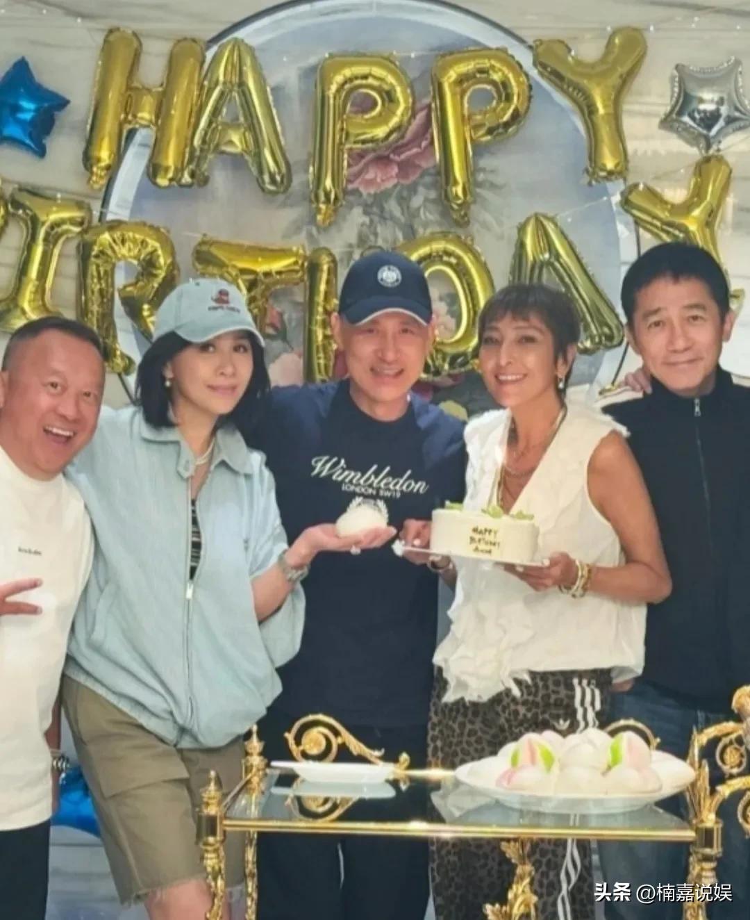 梁朝伟、刘嘉玲和张学友，罕见同框，三人是至交好友，关系非常铁。
曾志伟，刘嘉玲夫
