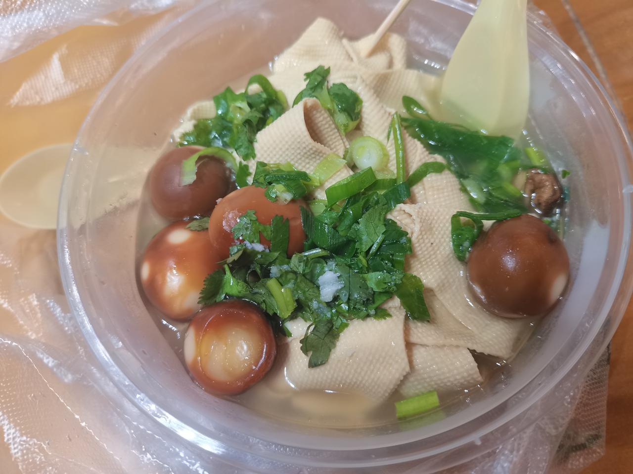 能想象得到吗？

中东大市场两双老北京二棉布鞋，才 100 元。

在某佳宝摊位