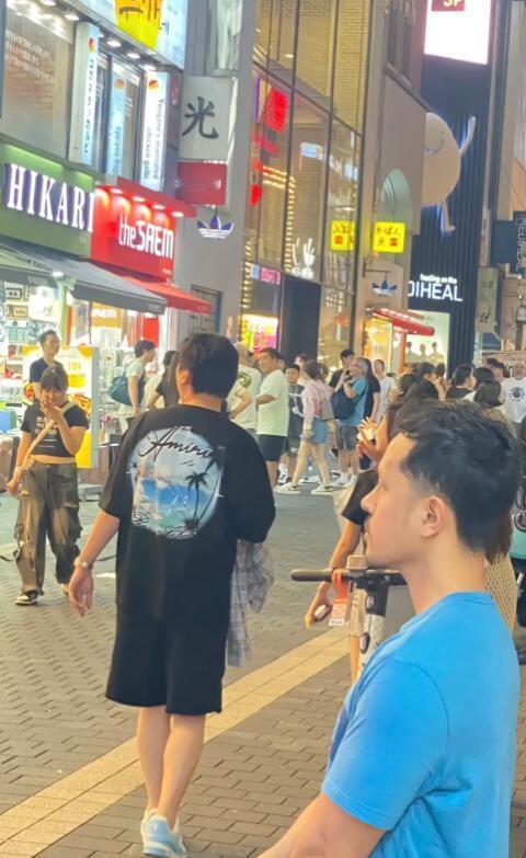 王思聪疑似和网红懒懒分手了

第一，王思聪首次被拍到独自一个人，走在首尔的街头，
