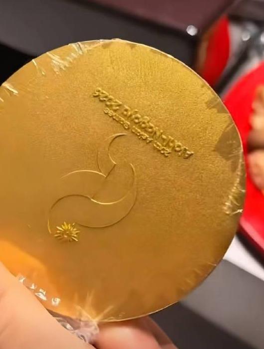 亚运金牌，摸都摸不得。
 
中国冠军李巧巧的金牌，领奖当天就磨了，回国后大家摸了
