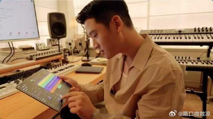 华为官宣周兴哲音悦家APP创作体验官 12英寸3K柔性OLED大屏色彩精准，周兴