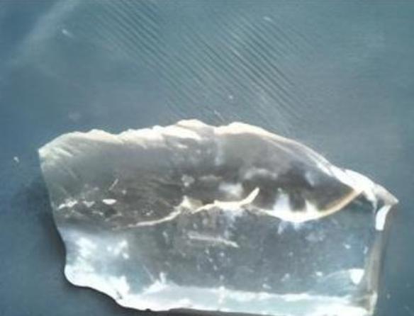 1930年，新疆一位牧民在放羊时，发现羊群突然避开了一片草地。他走近一看，草地上